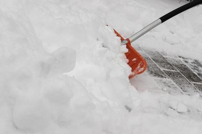 Čišćenje snega i leda u Vašem dvorištu ili ispred Vašeg poslovnog prostora. Čišćenje po potrebi snega i leda